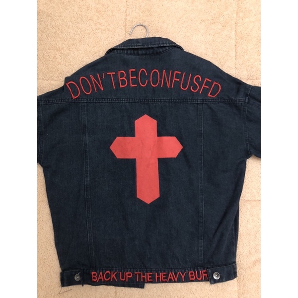 Áo khoác jeans, denim jacket in hình thánh giá thêu chữ DON'T BE CONFUSED