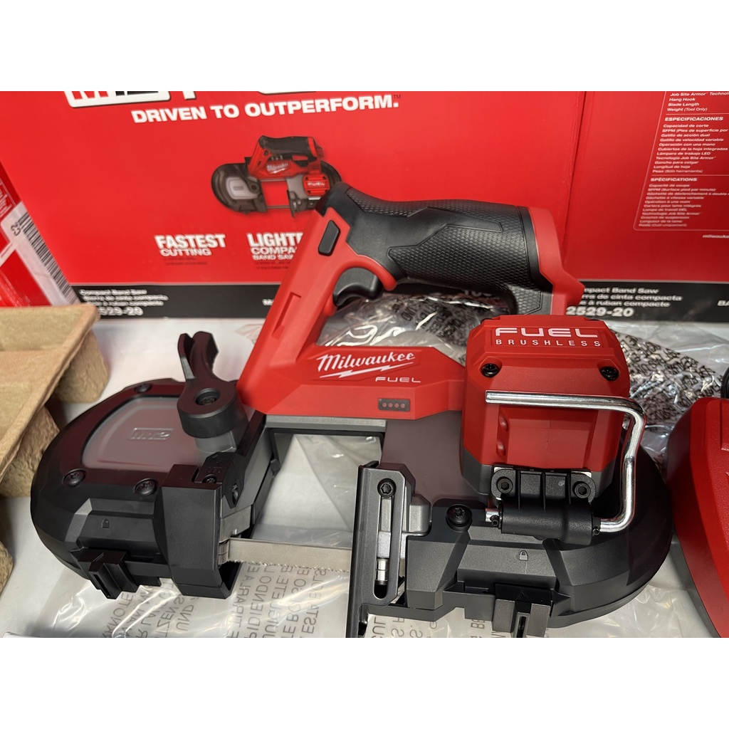 Cưa vòng Milwaukee 2529 M12