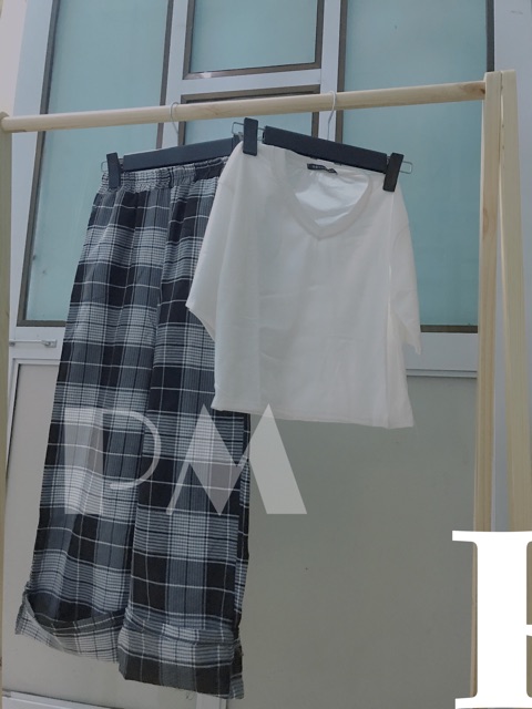 Sét áo Croptop cổ tim +quần kẻ xuông