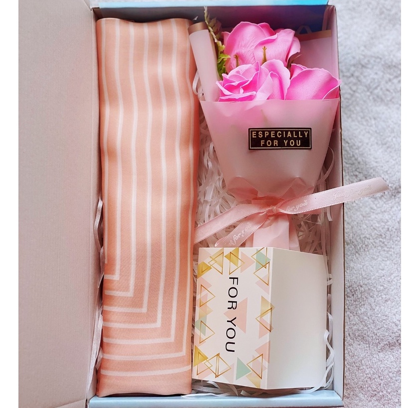 Quà Tặng Ý Nghĩa Ngày 20-10, 20-11 Có Hộp Đựng, Khăn Lụa, Hoa Sáp, Tặng Kèm Thiệp Viết Tay