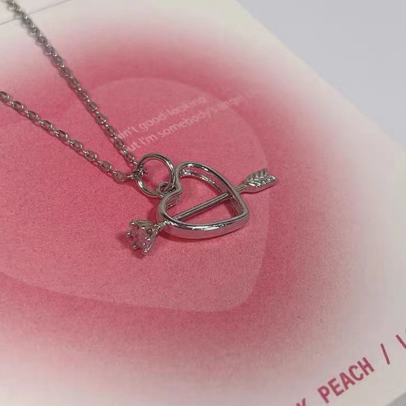 Dây Chuyền Mặt Hình Thần Tình Yêu Cupid Đính Đá Kim Cương Màu Hồng Xuyên Qua Trái Tim
