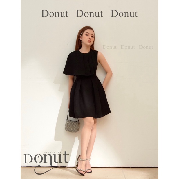 Váy đen vạt ly lệch
