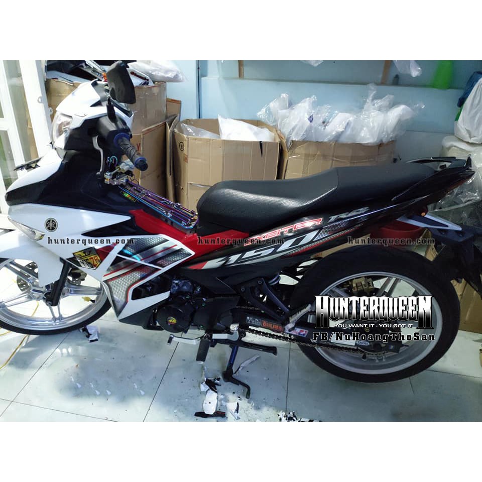 Tem Exciter 150. Tem Y15ZR tổ ong trắng đen, chỉ đỏ. Chất liệu crom. Sắc nét, bền màu, chống nước