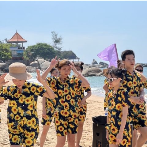 40. Set quần áo đi biển, mẫu hoa mặt trời