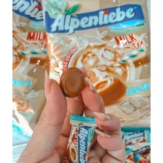 1 cái kẹo Alpenliebe Hồng Trà Sữa
