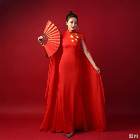 ™☈✐Sườn xám dài đỏ, khăn choàng kiểu Trung Quốc, người mẫu cỡ lớn, catwalk nhóm, quần áo biểu diễn sân khấu, hợp c