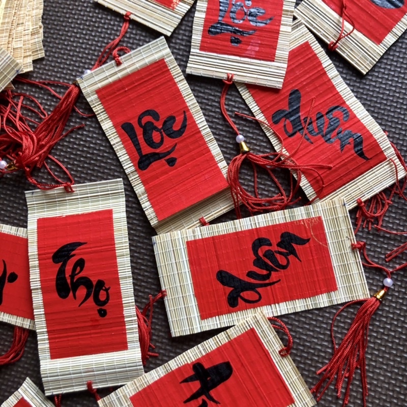 MÀNH TRE TRANG TRÍ MINI 7x14cm GIẤY ĐỎ CÓ CHỮ THƯ PHÁP viết tay