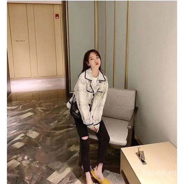 Áo sơ mi cổ vest mỏng màu trắng đen thời trang thu đông 2021 | BigBuy360 - bigbuy360.vn