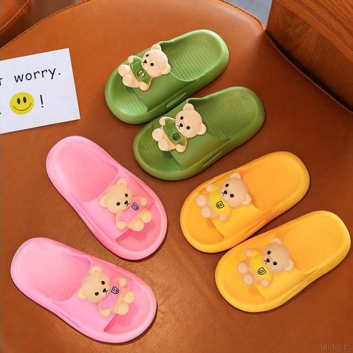 Dép Trẻ Em Bằng Nhựa PVC Đế Mềm Đính Gấu Hoạt Hình Ba Chiều Dễ Thương