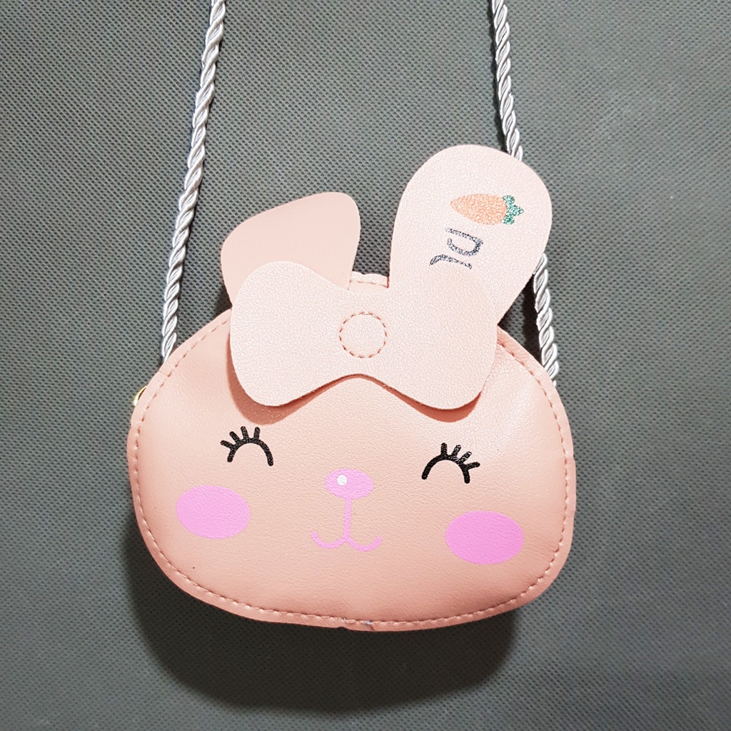 Túi đeo chéo mèo nơ va thỏ ăn cà rốt xinh xắn cho bé gái nhỏ diện đầm