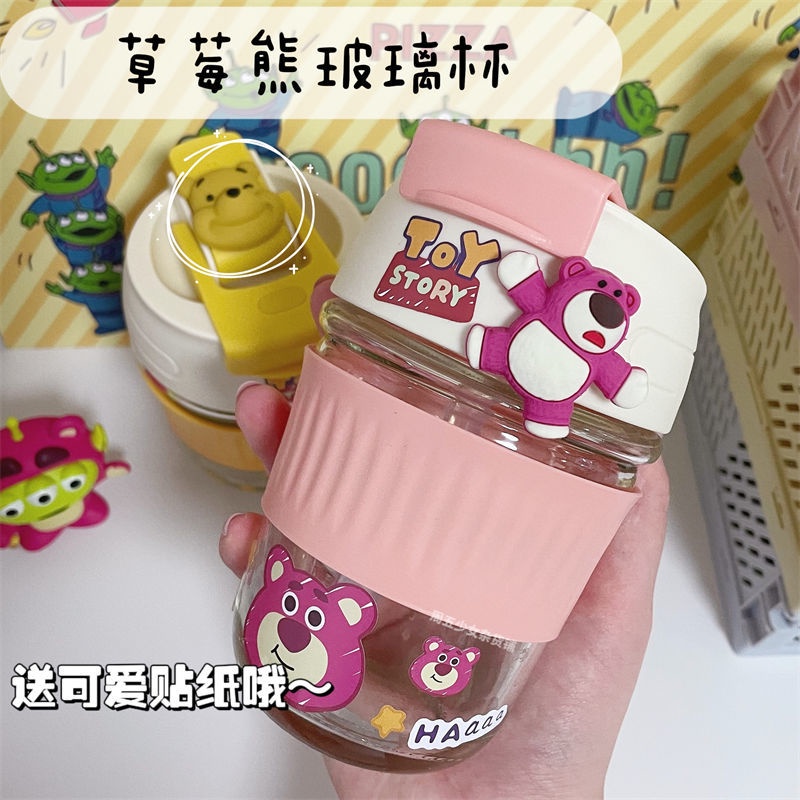 Cốc Thủy Tinh Thiết Kế Nhỏ Gọn Kèm Ống Hút Họa Tiết Hình Gấu Dâu Tây Xinh Xắn