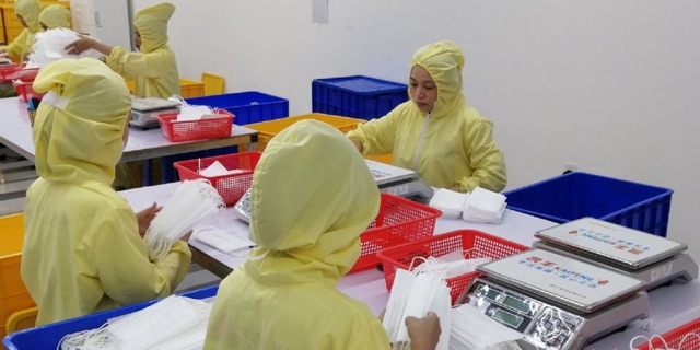 Khẩu trang trắng 4 lớp | BigBuy360 - bigbuy360.vn