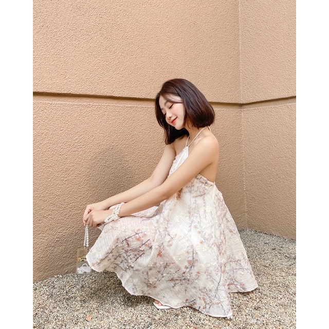 Đầm cổ yếm hở lưng đính hoa nổi - MERR | BigBuy360 - bigbuy360.vn