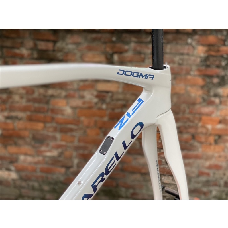Khung sườn xe đạp đua F12 Carbon có ghi đông Trắng chữ xanh nhũ