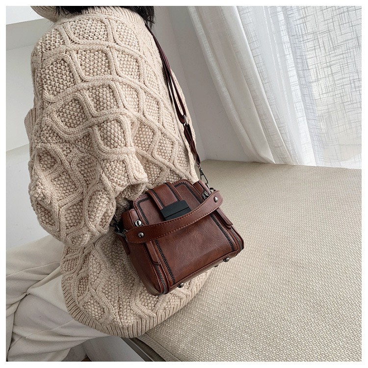 Túi xách màu trơn họa tiết khóa vuông DEMAK dành cho nữ MN42 | BigBuy360 - bigbuy360.vn