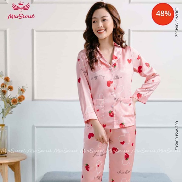 8 sản phẩm gồm quần áo trẻ con, bộ lụa cho người lớn và váo phông quảng châu cao cấp