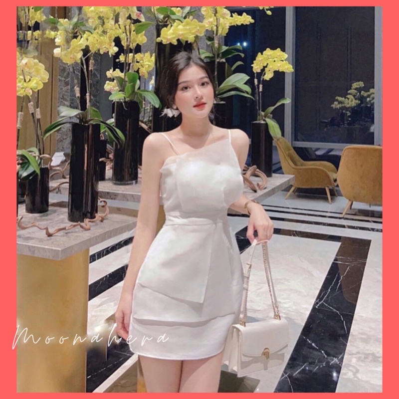 Váy trắng hai dây phối voan bèo vạt lệch xếp tầng. Đầm chữ A đi tiệc cưới