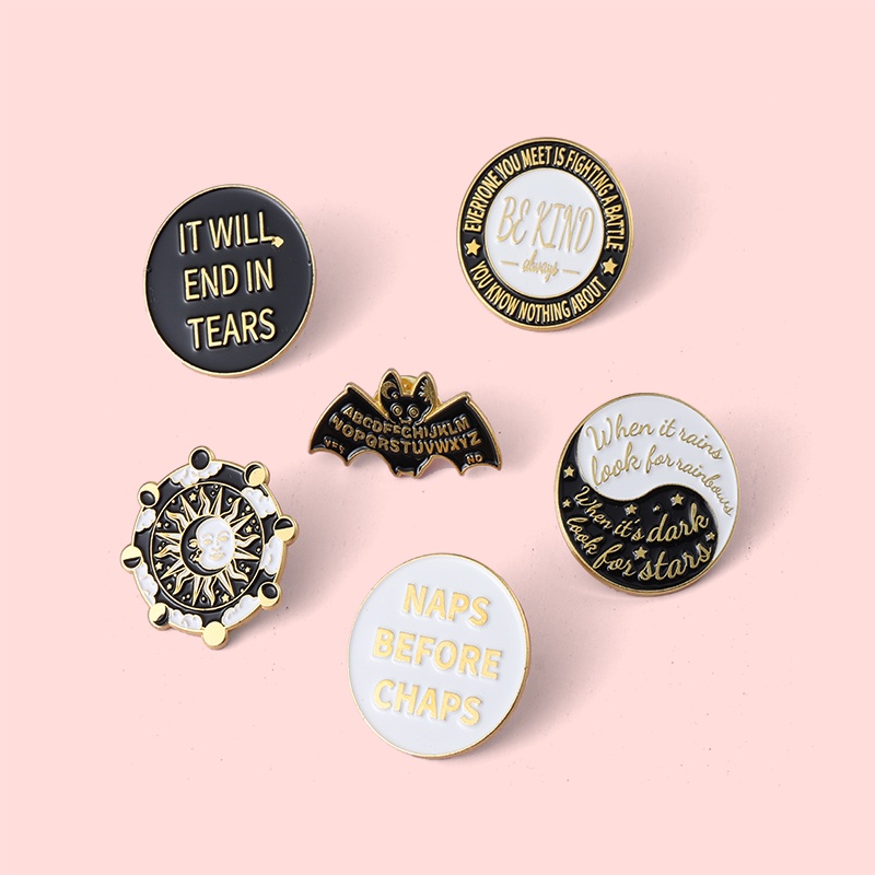 Huy hiệu cài áo hình chữ cái và dơi phong cách Punk