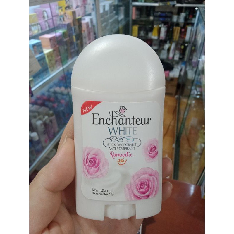 Lăn sáp Enchanter hồng Romatic