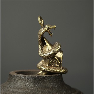 Tượng Trưng Bày Phong Thủy, Trang Trí Bằng Đồng Hình Rắn Cuộn Thỏi Vàng (Kích cỡ: 1.6 x 2.6cm)