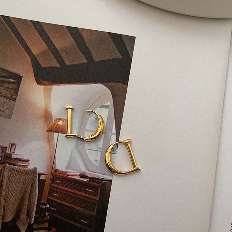 Khuyên tai  titan chữ D cao cấp