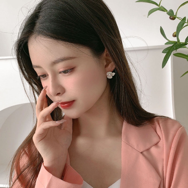 Khuyên tai hình bông hoa đính ngọc trai trắng giản đơn trẻ trung sành điệu