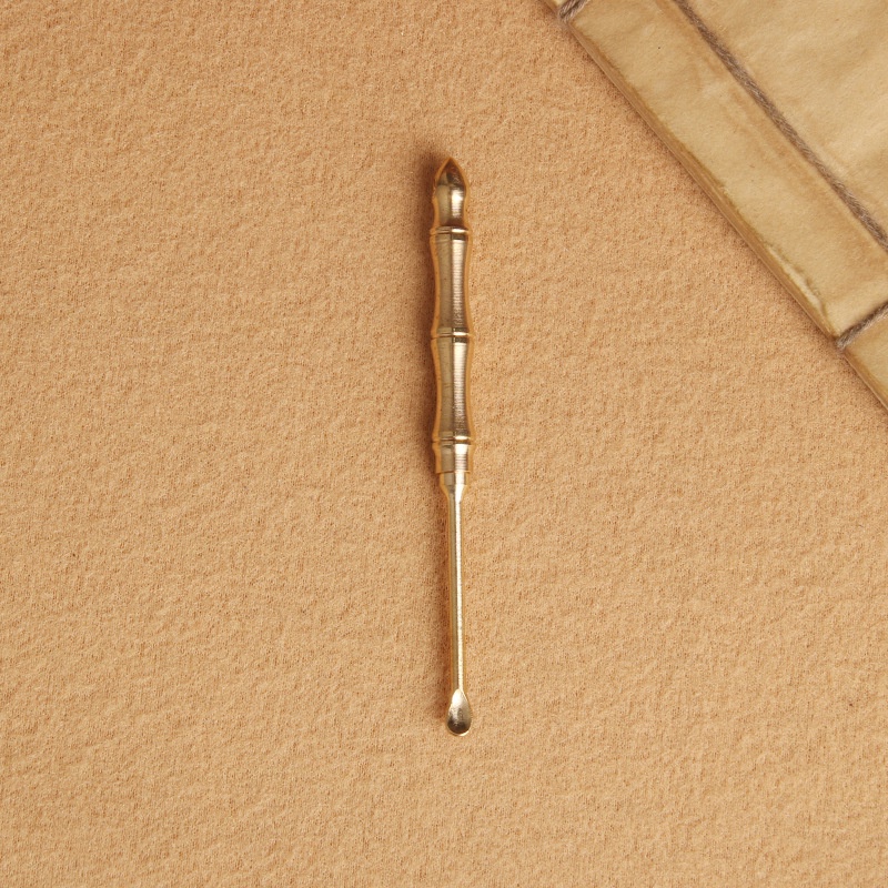 Cây Lấy Ráy Tai Kiêm Tăm Xỉa Răng Bằng Đồng Thau Có Móc Treo