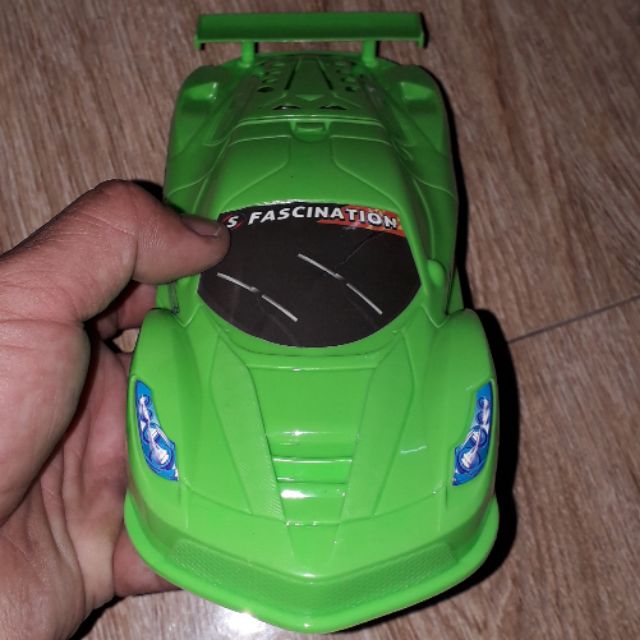 Mô hình xe ôtô chạy dây rút bằng nhựa có đèn Led rất đẹp