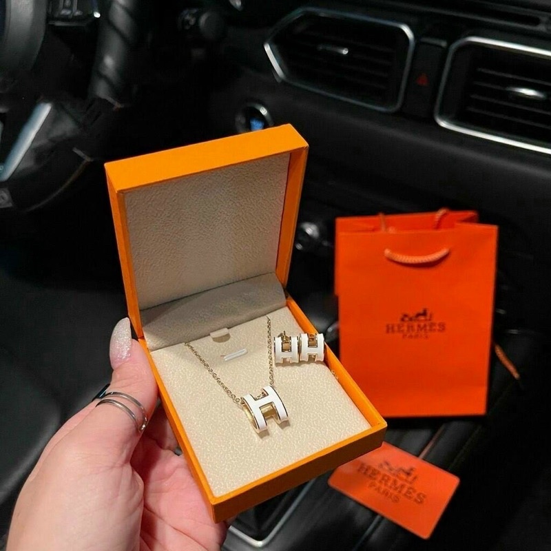 Bông tai dây chuyền Hm titan trắng viền vàng