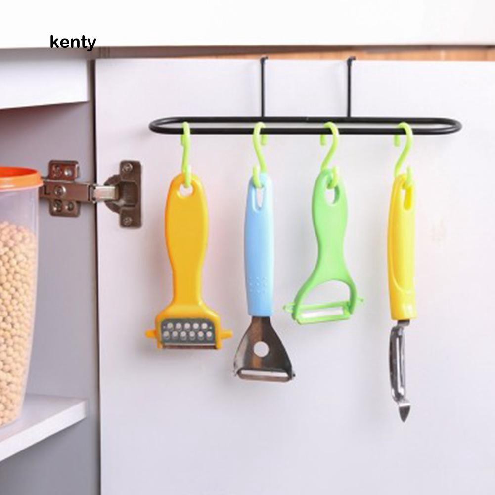 Móc treo khăn gắn ở cánh cửa tủ