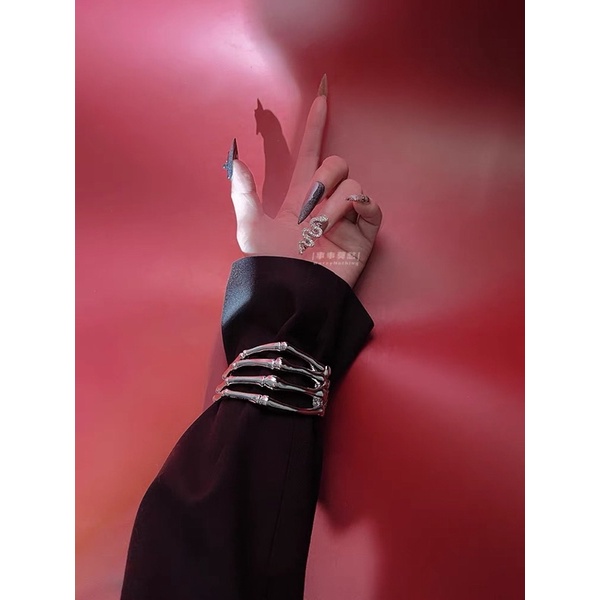 Vòng đeo hình xương bàn tay cực cá tính