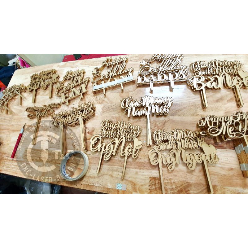 Que chữ mica cắm lên bánh kem và hoa đặt theo yêu cầu