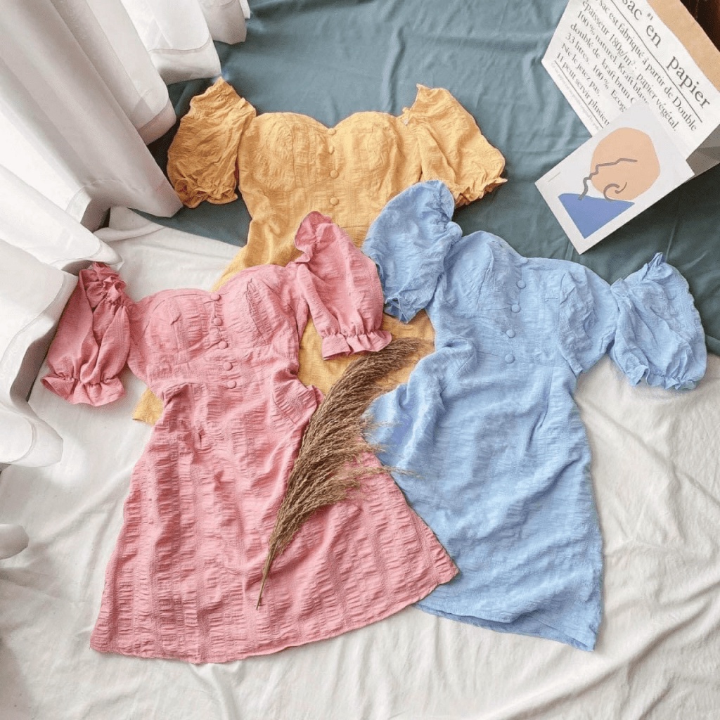 ĐẦM SUÔNG XỐP CHỈ TAY CON PHỐI NÚT TÔN DÁNG SIÊU CUTE UP (HÀNG QUẢNG CHÂU)