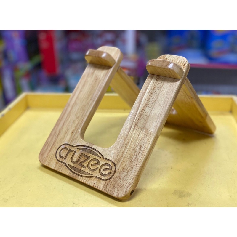 Chân Đế Dựng Xe Cruzee bằng gỗ thịt, sơn bóng, khắc laser Logo Cruzee, bảo quản xe thăng bằng cho bé