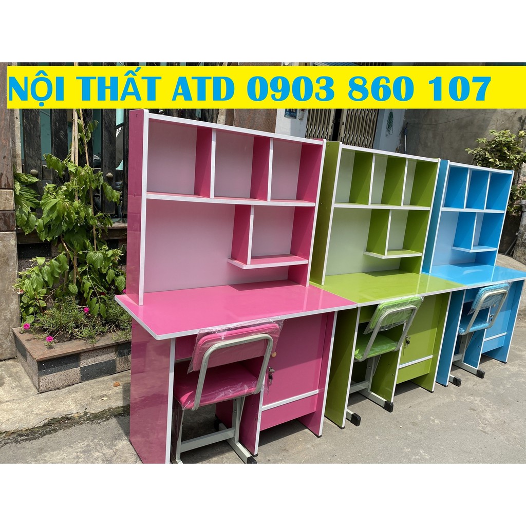 Bàn học sinh có kệ sách giá rẻ tặng kèm hình dán cho bé