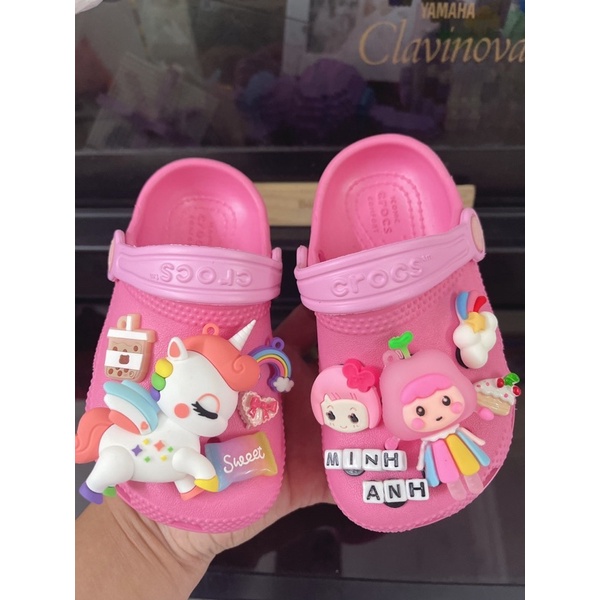 Seo rẻ lắm ạ Dép crocs xuất xịn fullcharm TÊN!Khách mua ghi chú  TRAI hay GÁI để shop mix