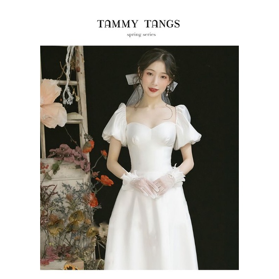 Váy cưới có dây rút trên lưng ôm dáng xoè dài xẻ trước