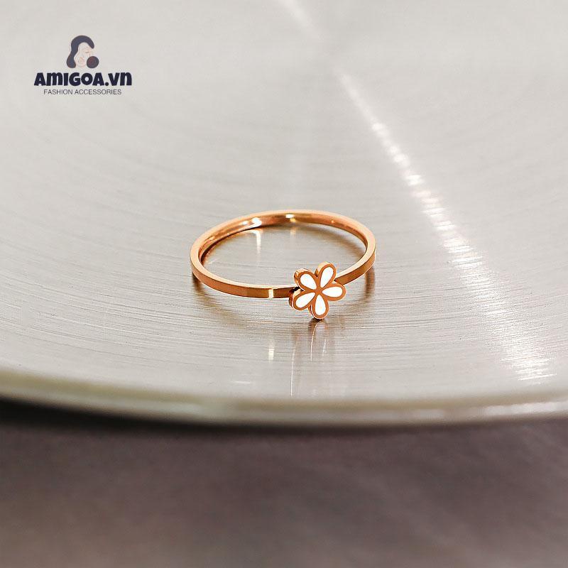 Nhẫn Khắc Hình Hoa Cúc Nhỏ Màu Trắng Đen Thời Trang Hàn Quốc