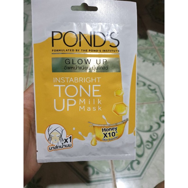 Mặt nạ sữa dưỡng trắng nâng tông Pond's