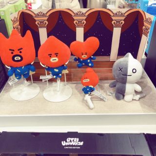 Bộ mô hình gia đình Tata Universe BT21