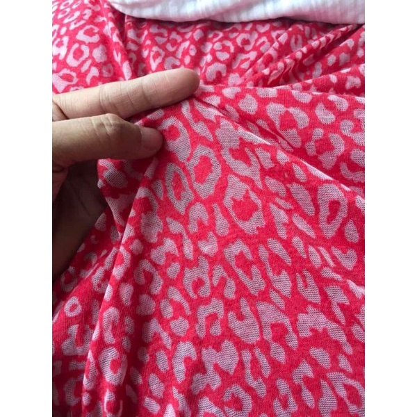 Vải thun tơ dệt kim hoạ tiết beo màu đỏ và đen xám