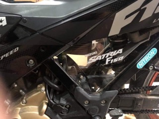 Mica ốp sườn satria raider