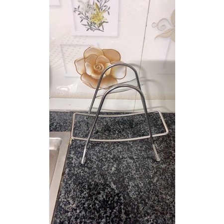 Kệ để dao, thớt, nắp vung bằng inox cao cấp tiện lợi có đế chống trượt