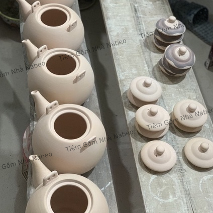 Bộ Ấm Chén Sen Tống Bát Tràng Vẽ Tay Thủ Công, Ấm Chén Đẹp Pha Trà, Dung Tích 650ml Quai Đồng & Quai Mây