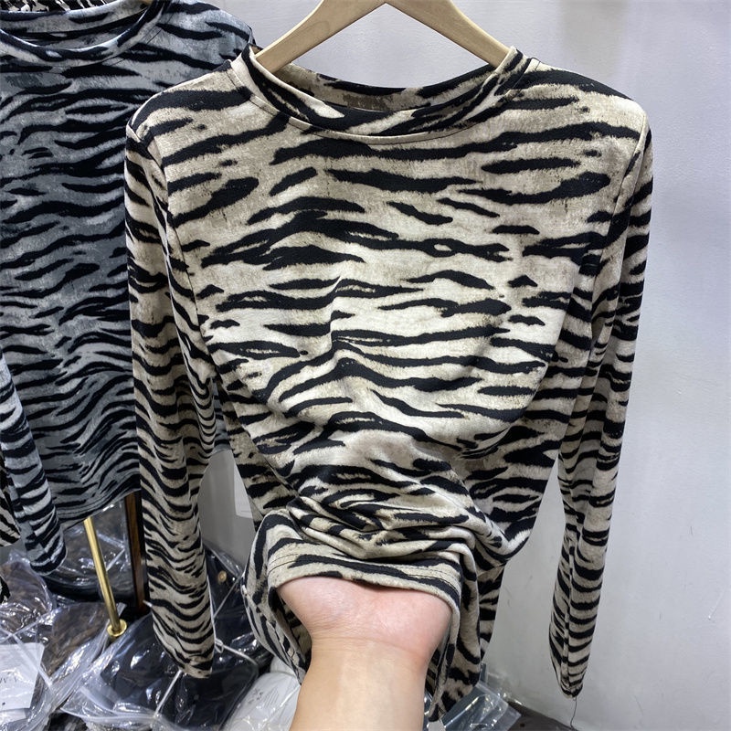 Áo thun tay dài họa tiết sọc ngựa vằn phong cách mùa đông mới sành điệu dành cho nữ