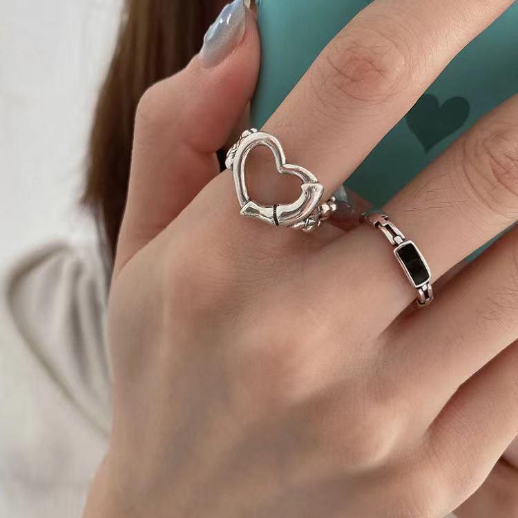 Bộ 2 chiếc nhẫn bằng kim loại có chiếc hình trái tim rỗng xinh xắn dành cho bạn nữ
