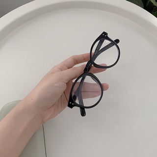 Kính viền dày, cứng cáp, có lắp cận