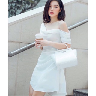 Đầm trắng rớt vai cổ đổ