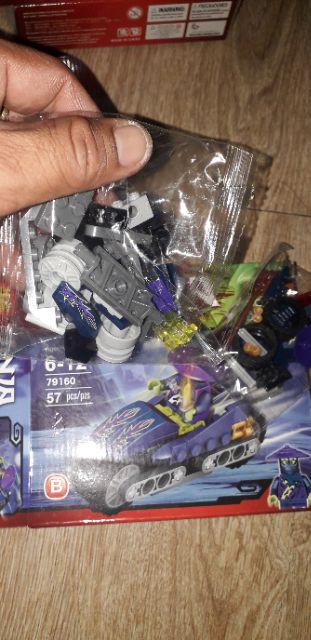 Lắp ráp 1 hộp LegoNinja Xe tàu 79160 có nhiều chi tiết bằng nhựa ABS