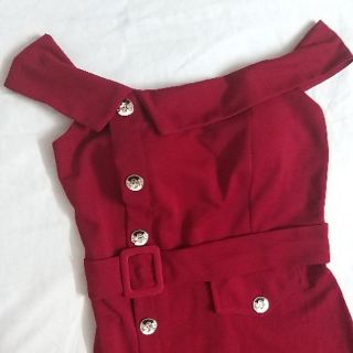 Đầm body trễ vai phối belt